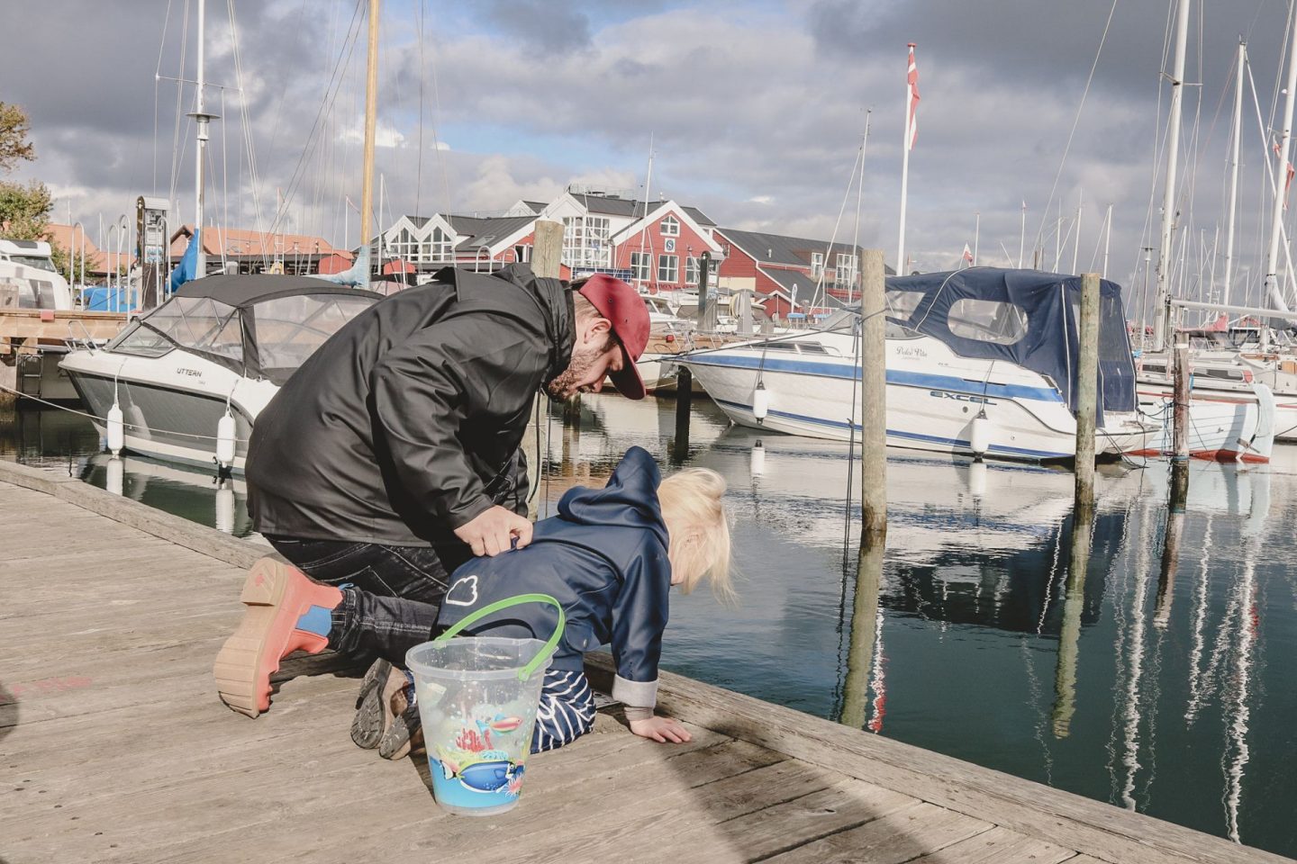 Florian und Pauline am Hafen von Juelsminde