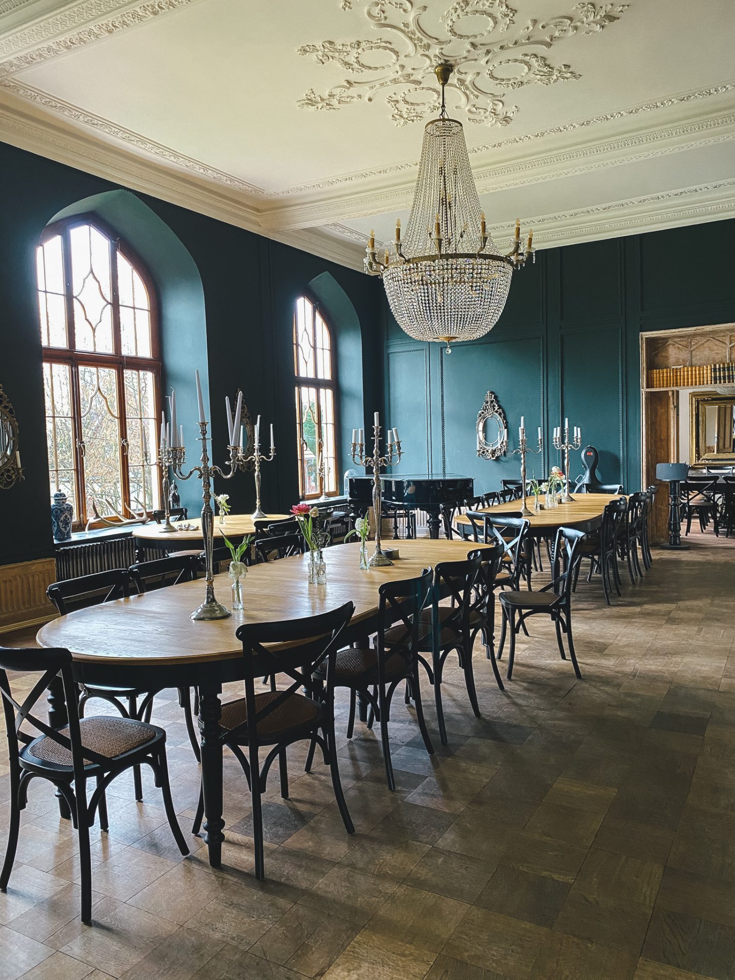 Ballsaal im Erdgeschoss mit Blick in den Garten